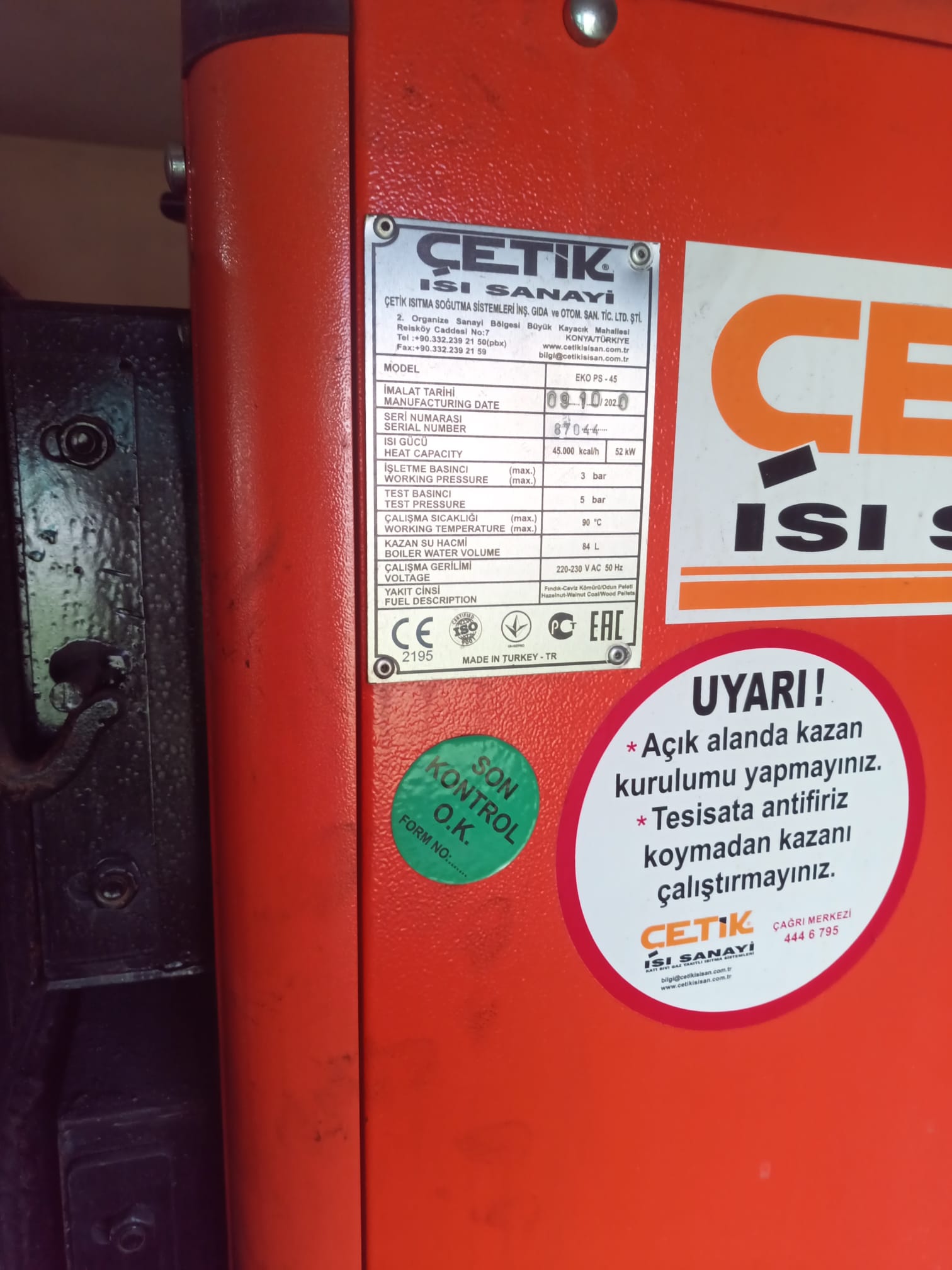 52 kW kapasiteli fındık, ceviz ve odun peleti yakabilen katı yakıt kazanı etiket detayı