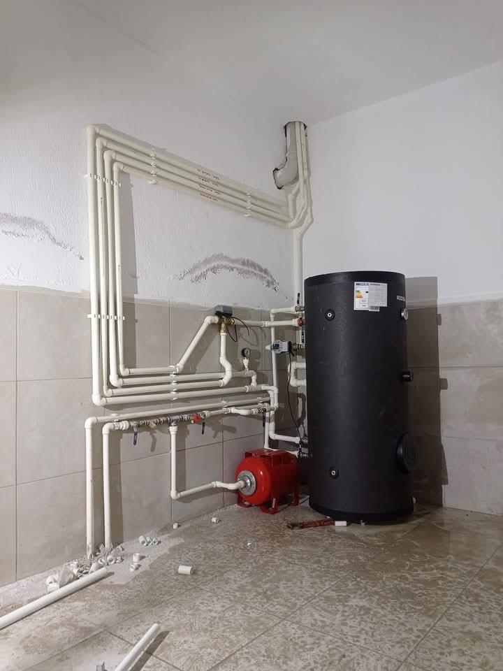 Dikey buffer tankı, genleşme tankı ve dağıtım hatlarıyla kurulan ısı pompası iç tesisatı